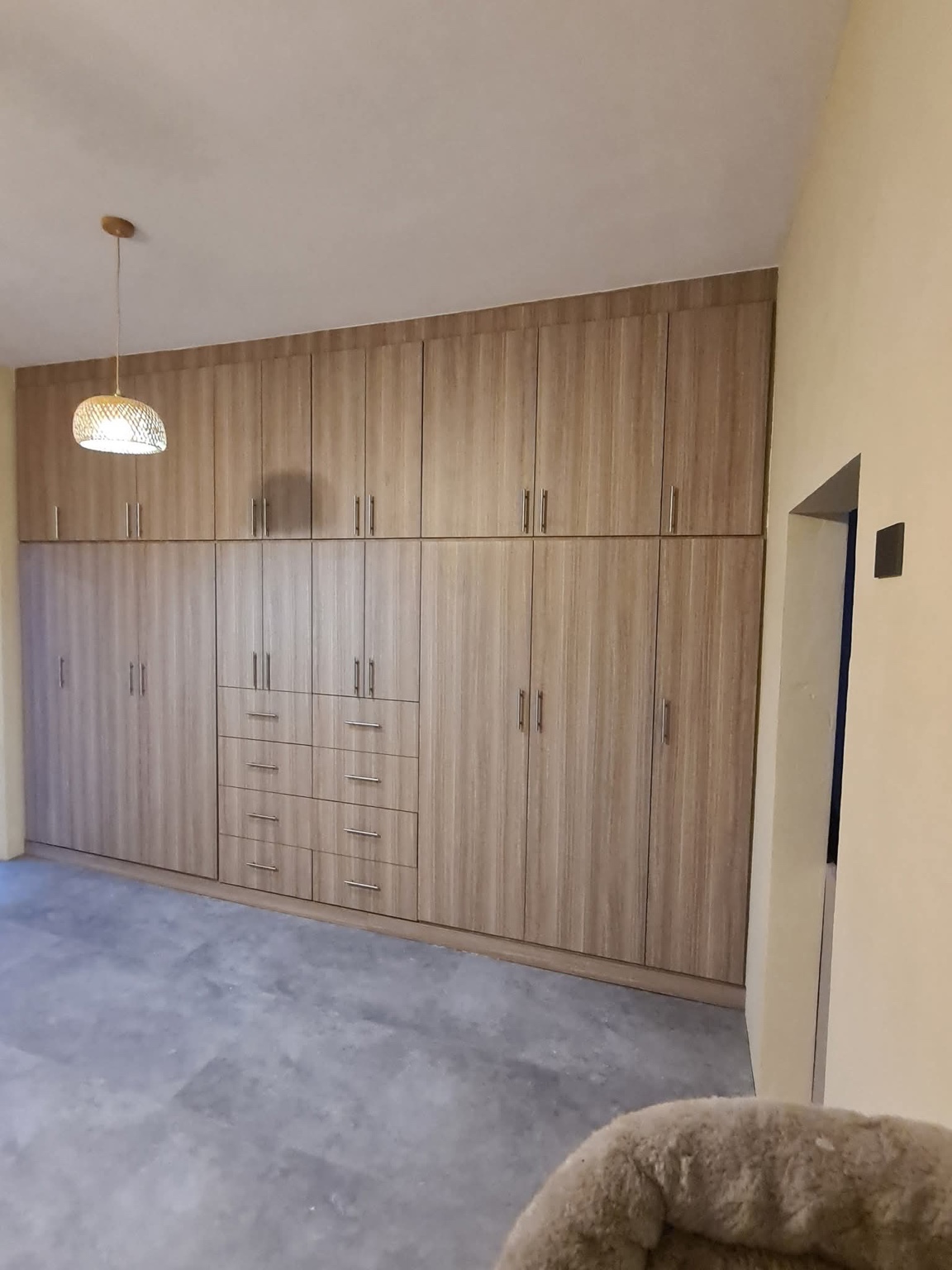 Clóset de madera armado por Carpintherians