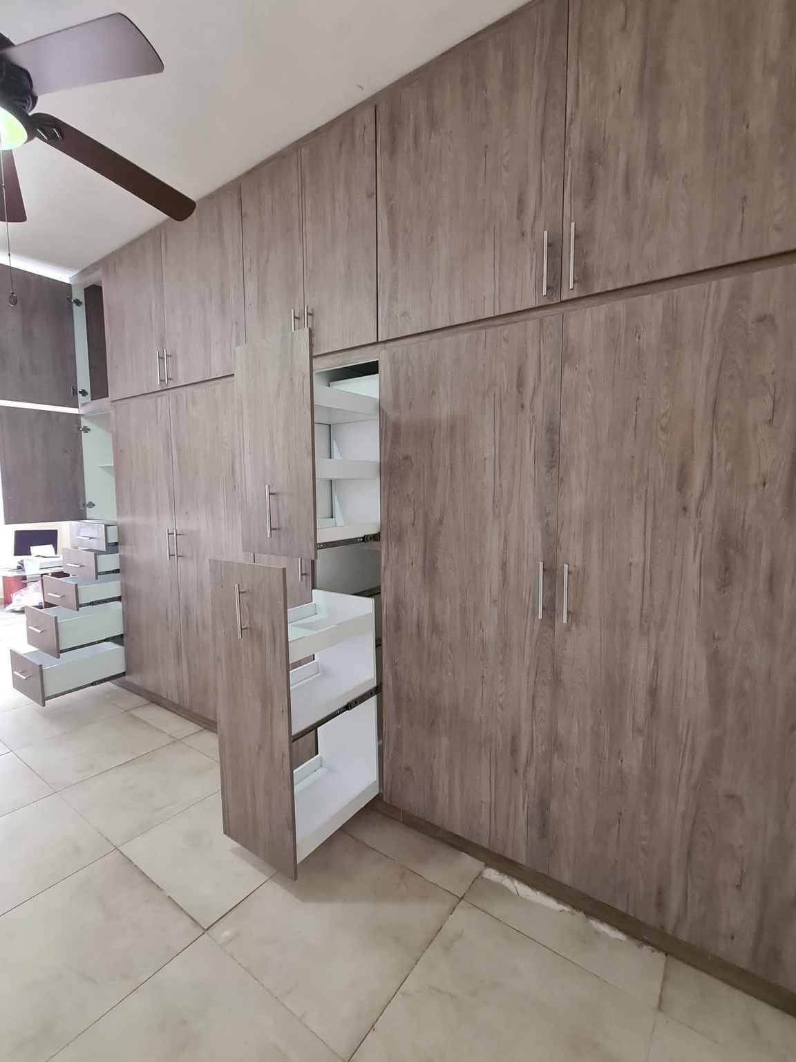 Clóset moderno con cajones y puertas